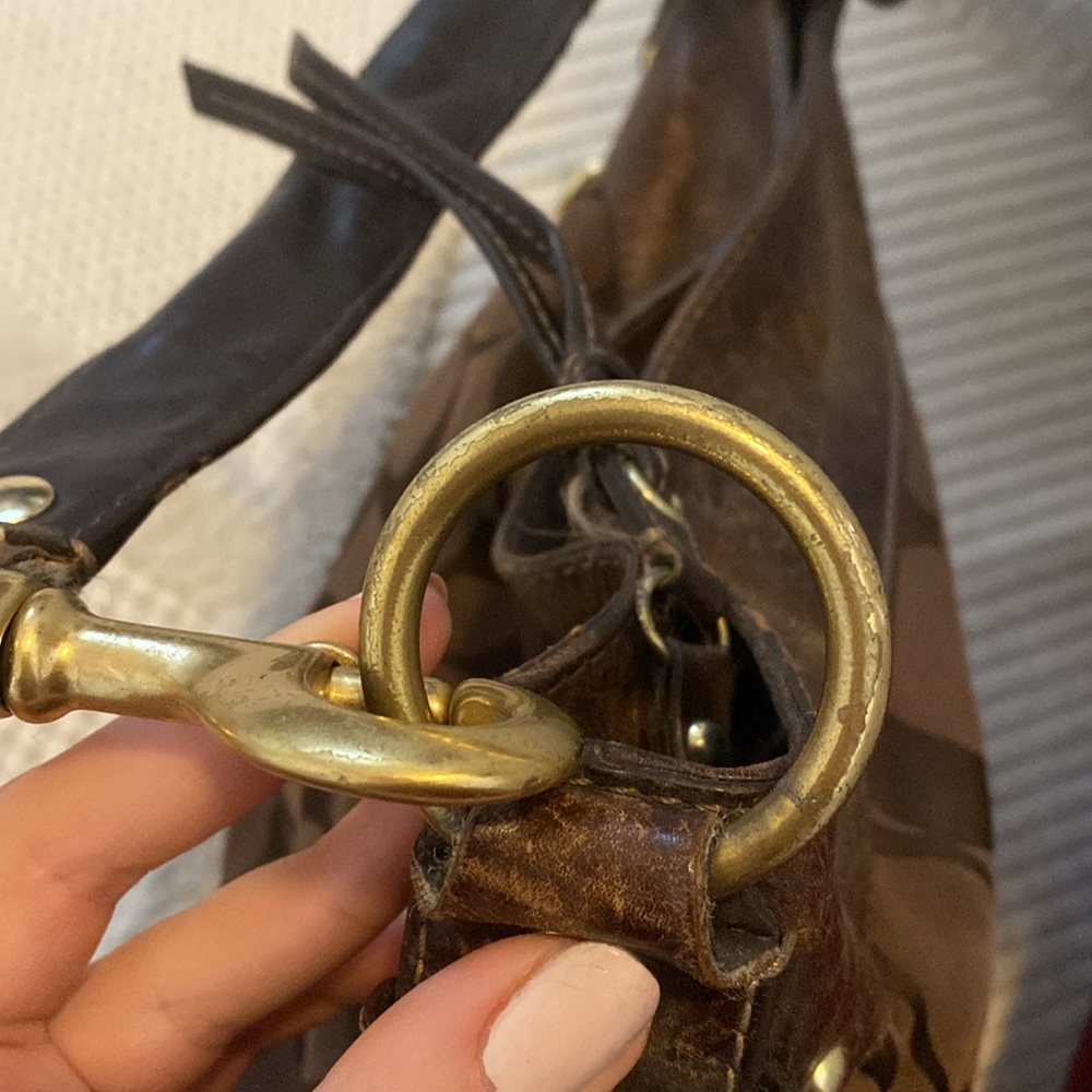 Signature Coach Shoulder Bag - Picture 4 of 5